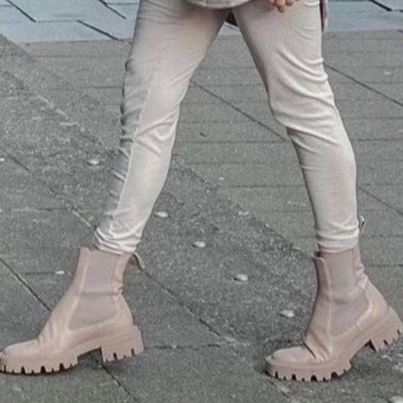 ZARA Leather Lug Sole Ankle Boots With elastic side panels. Tan. Size US 6.5 main image 7